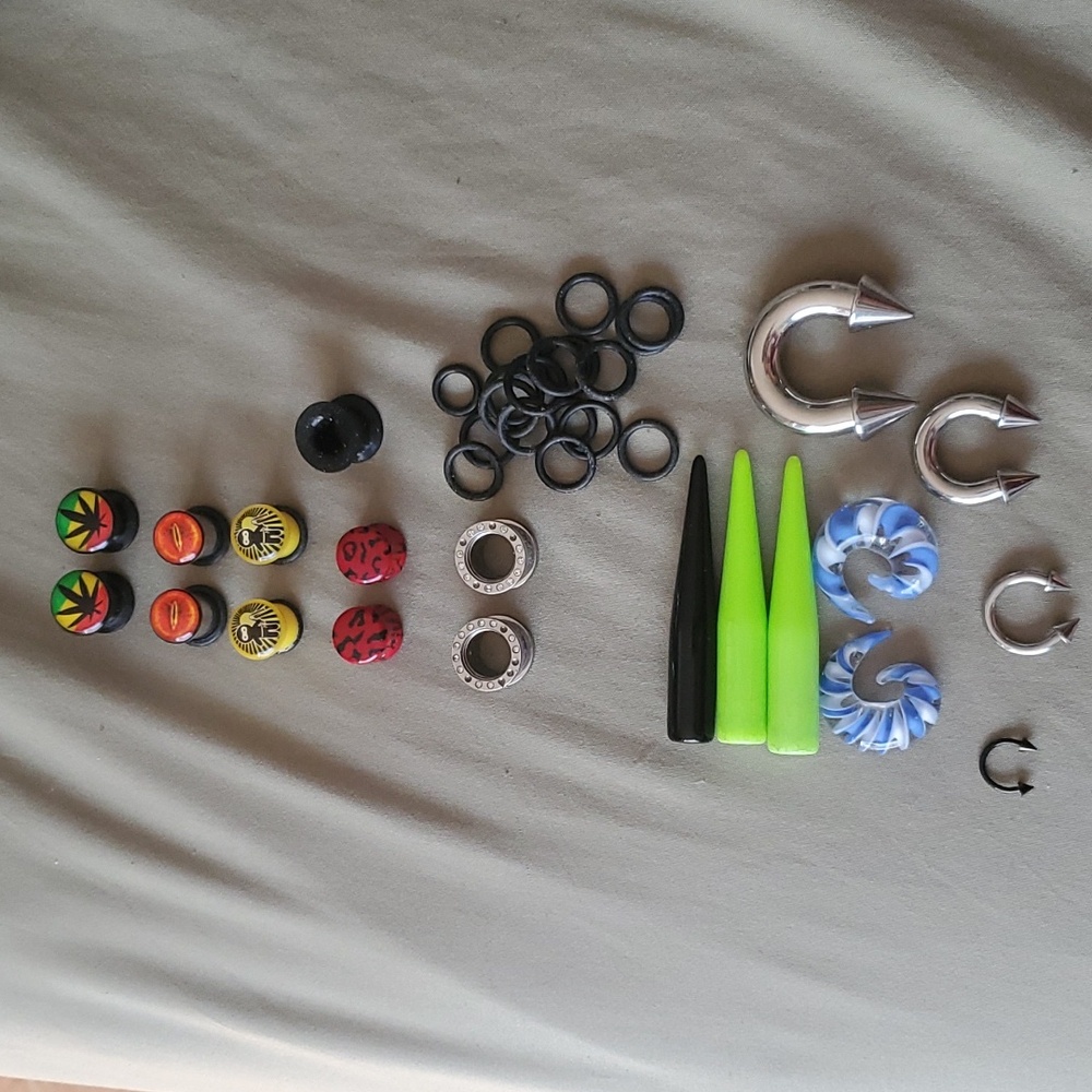Ear tunnel/plugs/stretchers lot